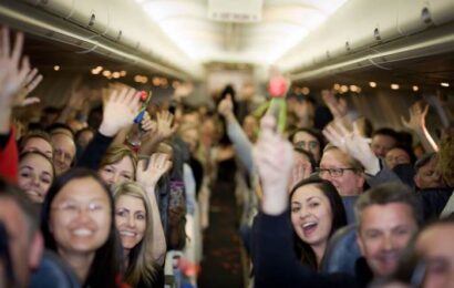 Couple weds midflight so mom with stage 4 cancer can attend Couple weds midflight so mom with stage 4 cancer can attend